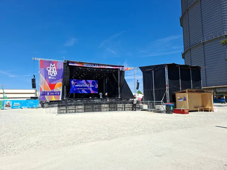 Große Festivalbühne bei Tageslicht