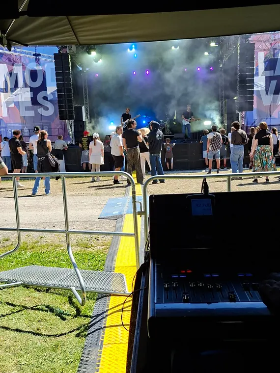 Festivalbühne mit Nebel und Publikum